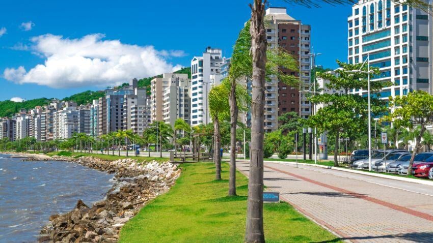 ThorupMikkel's tweet card. Discover why investing in Brazilian real estate offers high returns, affordable prices, and residency benefits.