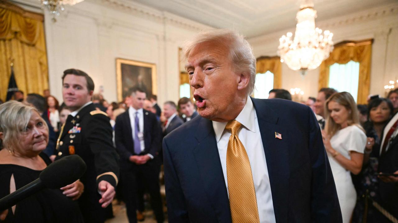 reiseholic's tweet card. US-Präsident Trump hatte Transparenz im Missbrauchsfall Epstein versprochen. Nun will er davon nichts mehr wissen. Das empört seine Anhänger. Jetzt teilt der Präsident gegen sie aus.