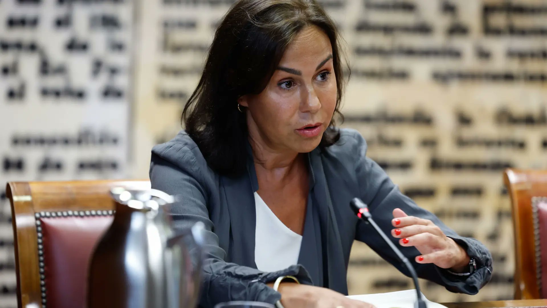 20m's tweet card. Bonita. La llamaba bonita. El tipo aquel, de aspecto tan poco tranquilizador, entraba en el despacho de la presidenta de Adif, Isabel Pardo de Vera, y le decía:...