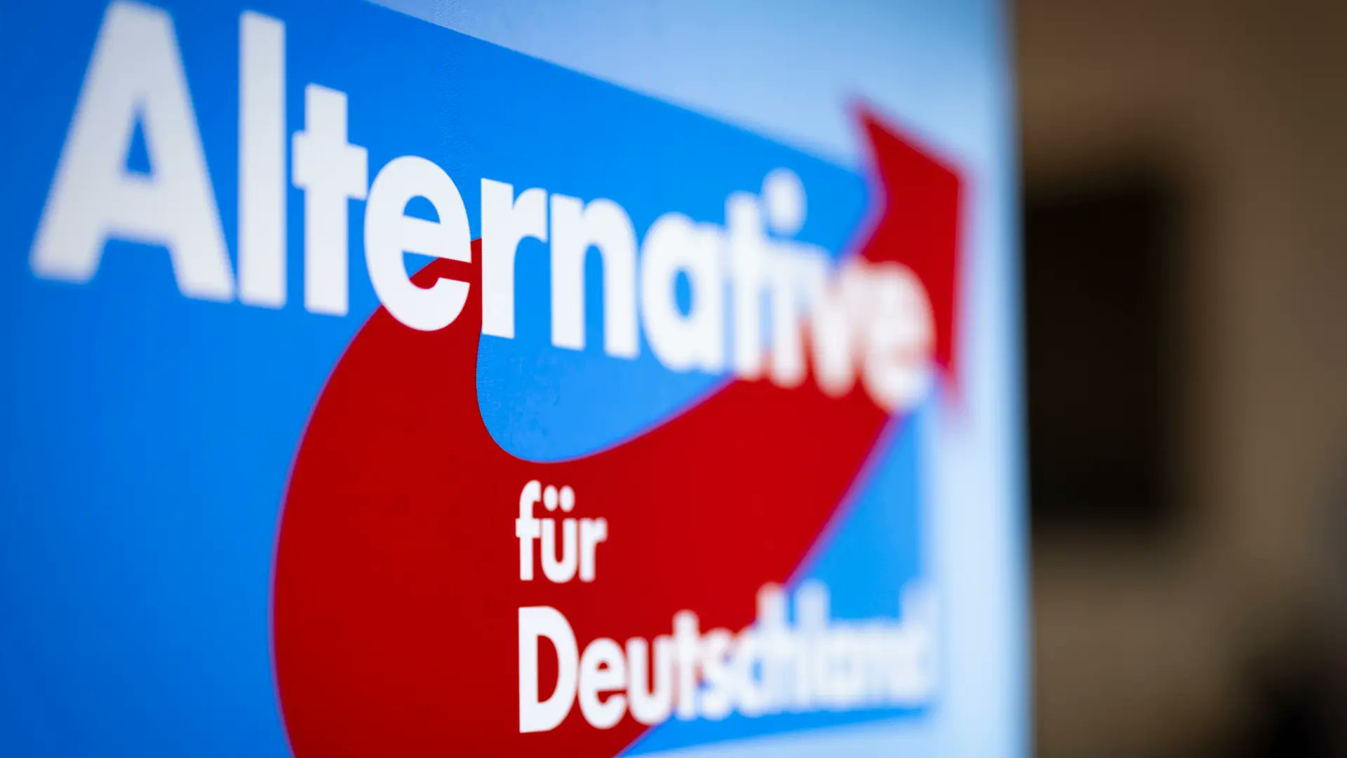 KreuzAcht's tweet card. Lorenz Dietrich ist auch aus der Partei ausgetreten. Nach NDR Informationen aus dringenden, persönlichen Gründen.