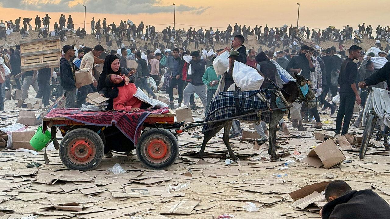 AnshelPfeffer's tweet card. Gazans keep dying at the centres. Israel says they are working as intended