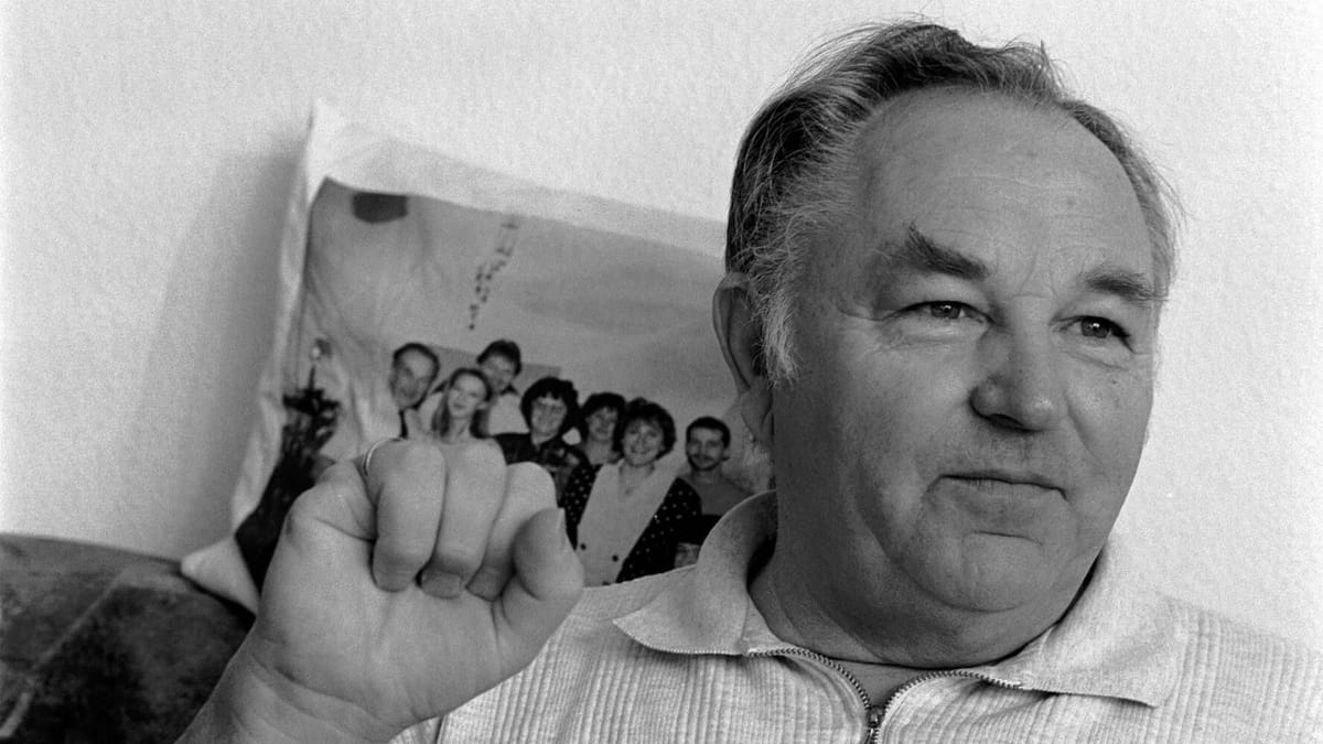 dielinkeberlin's tweet card. Klaus Baltruschat überlebte vor fast 30 Jahren einen Anschlag, bei dem er seinen Arm verlor. Bis zuletzt kämpfte er gegen Rechtsextremismus.
