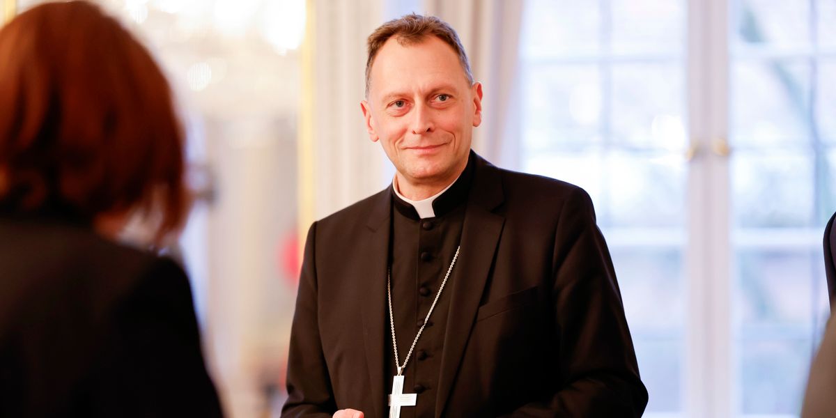 DagmarFreitag13's tweet card. In einer Predigt ging der Bamberger Erzbischof Gössl die Juristin Brosius-Gersdorf hart an. Es ging um ihre Position zu Abtreibungen. Nun haben beide miteinander telefoniert und der Kirchenmann gibt...