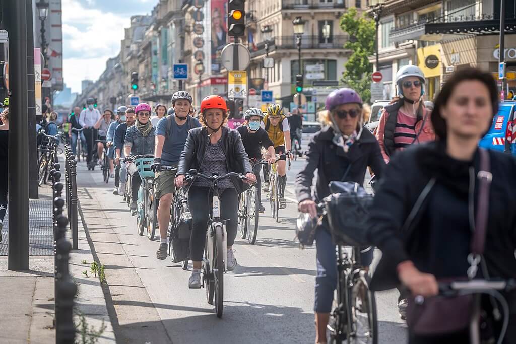 MomentumMag's tweet card. The report delves into the nuances of Parisian cycling culture, exploring the vibrant community of riders who navigate the city's streets