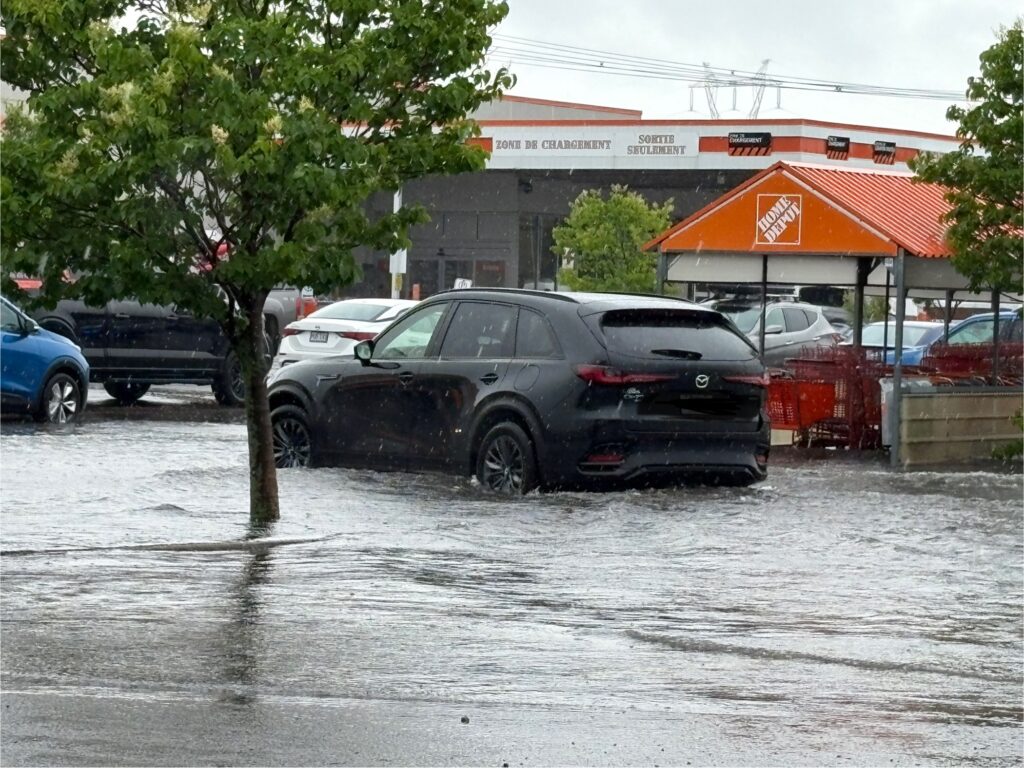BenjaminAubert's tweet card. La pluie qui s’est abattu sur la grande région de Québec, Lévis et la Beauce au cours des dernières heures a compliqué les déplacements et provoqué plusieurs débordements. À Lévis, les pompiers...