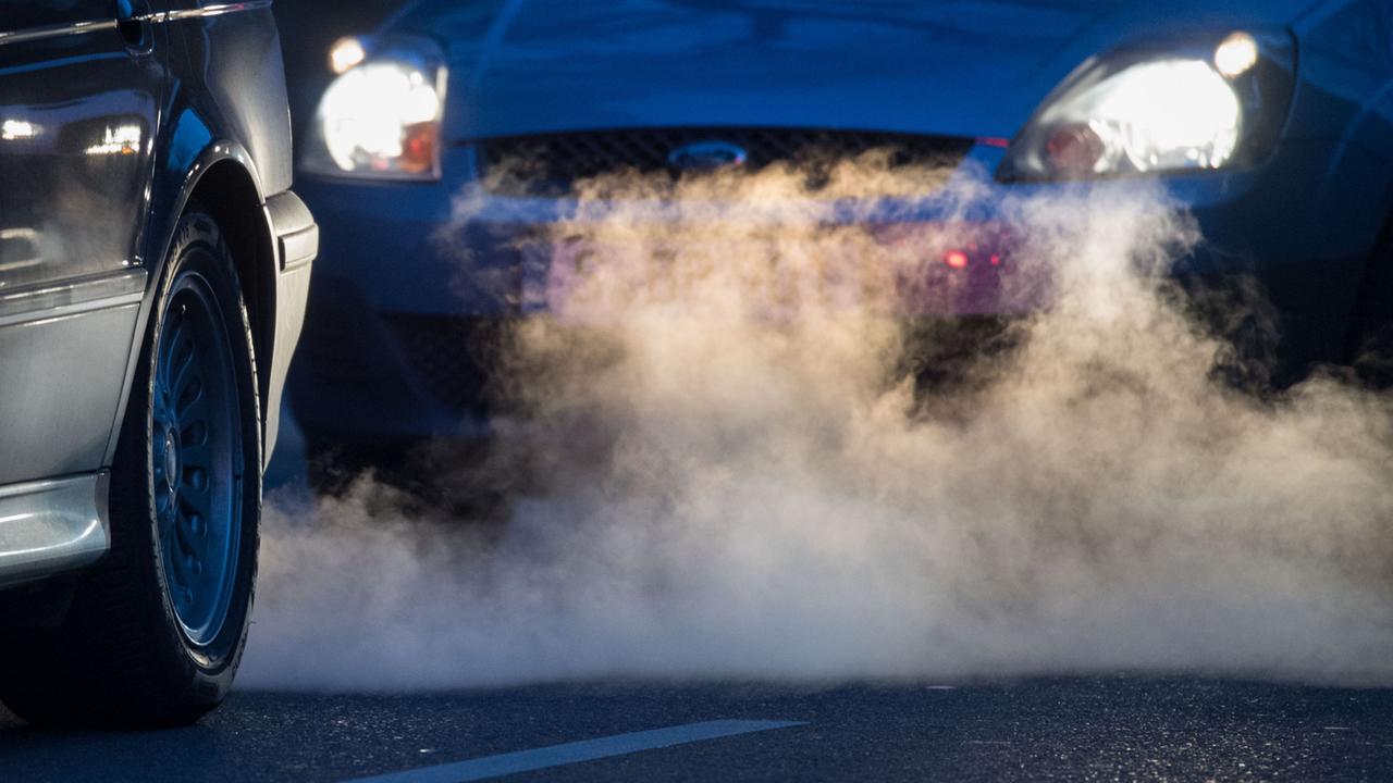 IWR_News's tweet card. Ab 2030 will die EU-Kommission einem Medienbericht zufolge bei Firmenwagen und Mietautos nur noch die Anschaffung emissionsfreier Fahrzeuge erlauben. Das Bundesverkehrsministerium kündigte Widerstand...