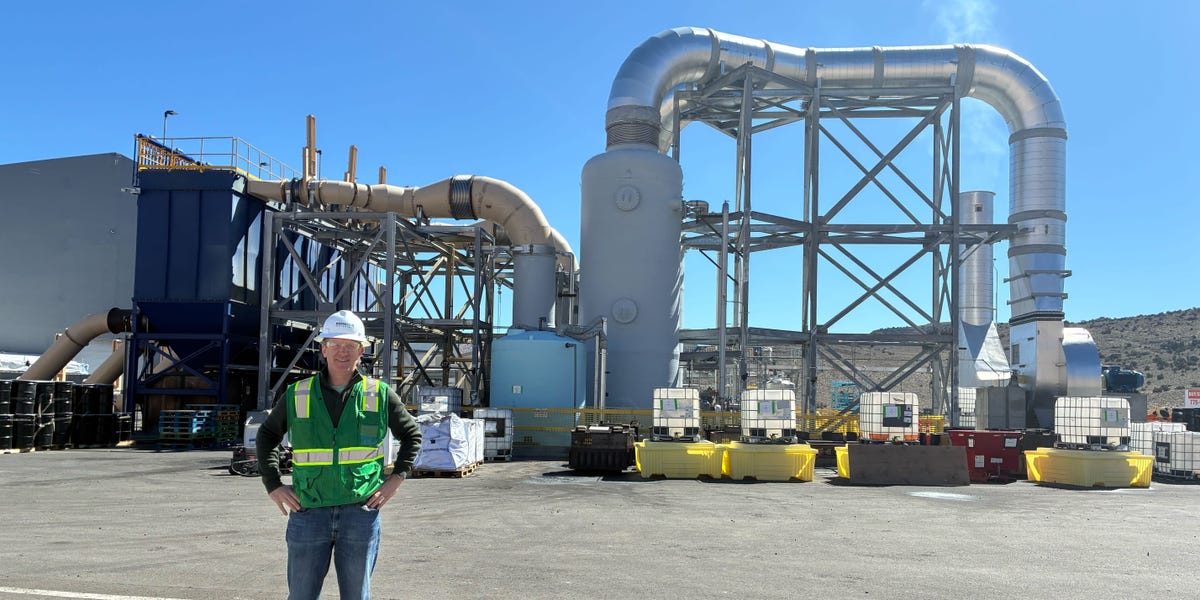 RedwoodMat's tweet card. Photos show Redwood Materials' plant as it builds North America's largest battery recycling operation on a vast, rapidly expanding Nevada campus.