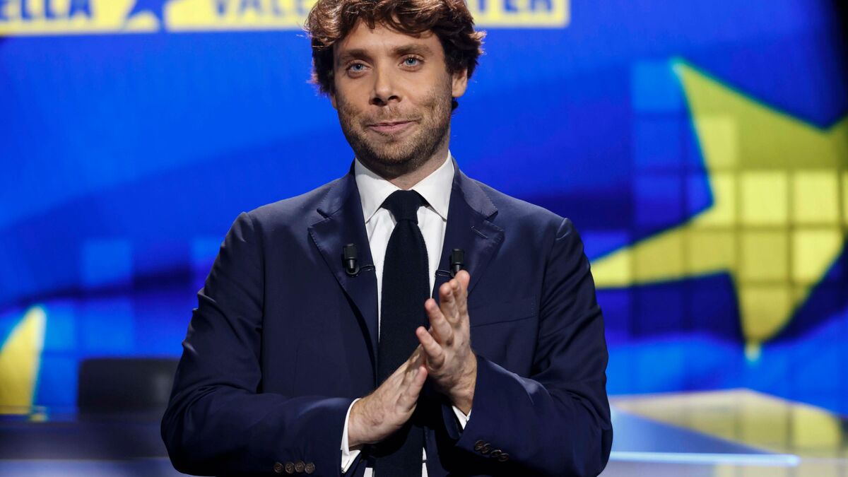 julienbellver's tweet card. INFO LE PARISIEN. Le journaliste envisageait initialement de cumuler France Inter et BFMTV la saison prochaine. Héritant d’une place étendue