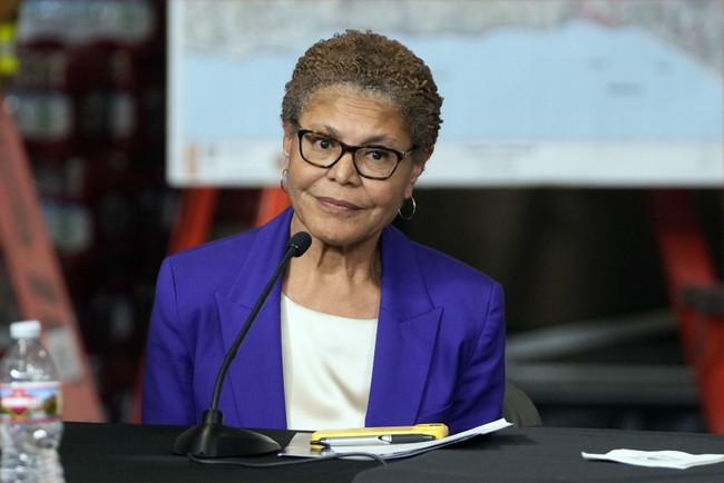 TABSReport's tweet card. Karen Bass criticizes federal immigration enforcement impacting car washes in LA.