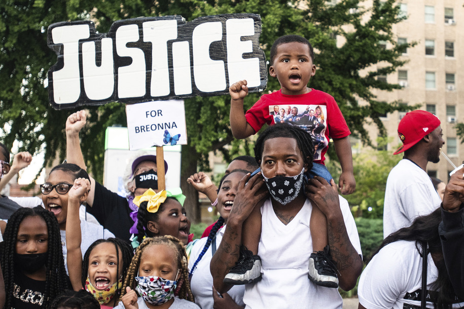 dailykos's tweet card. President Donald Trump’s Justice Department wants the cop convicted of violating Breonna Taylor’s civil rights to serve just one day in jail—and suggests he never should’ve been prosecuted in the...