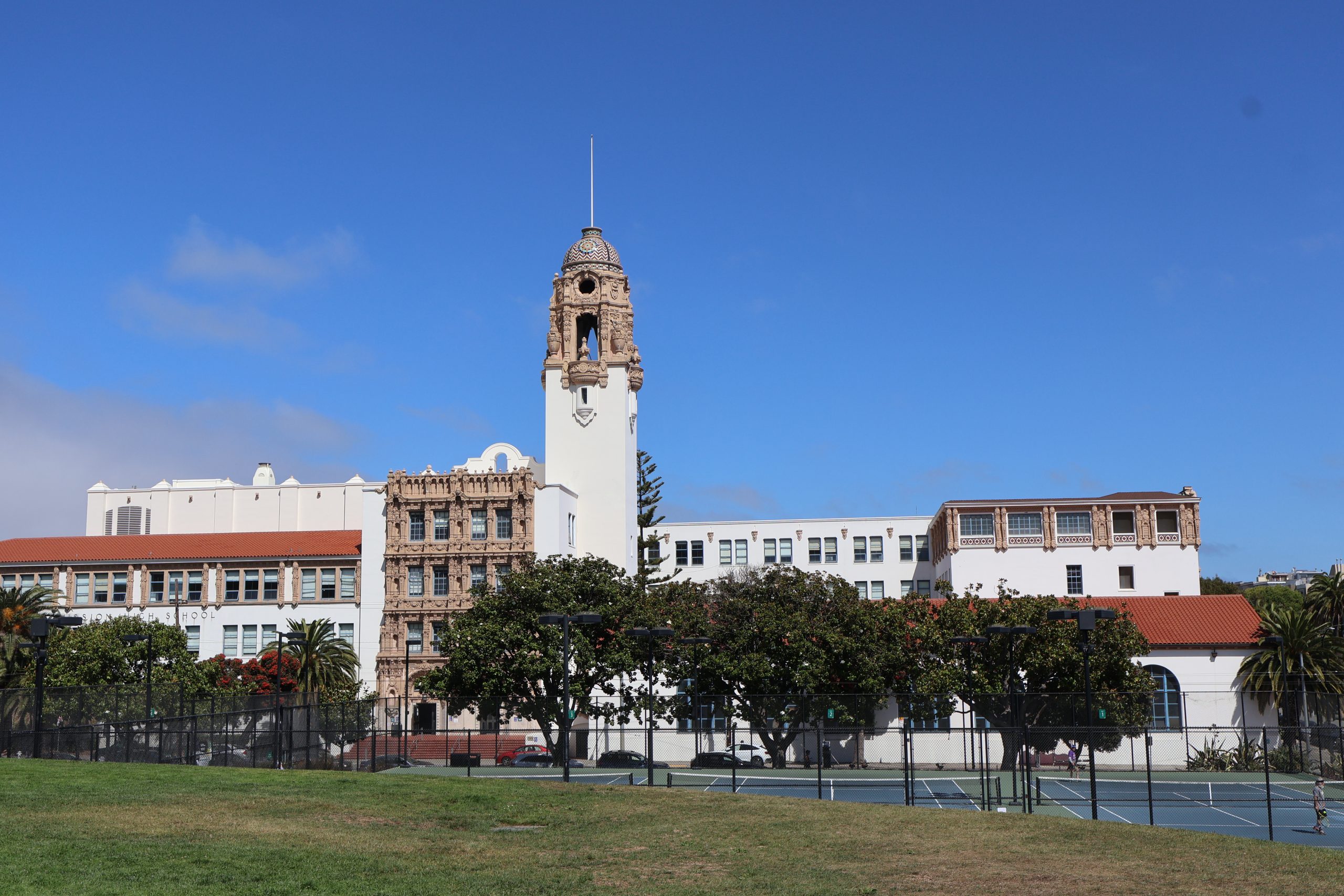 MLNow's tweet card. S.F. parents says that the class was hastily developed, is too advanced for freshmen, and contains problematic material. Students disagree.