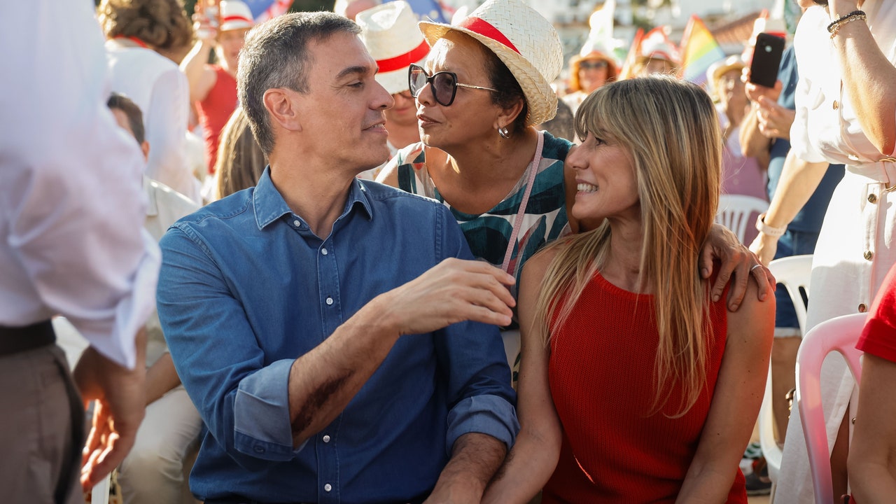 larazon_es's tweet card. Un informe del comisario Villarejo indica que Sánchez podría haber utilizado las grabaciones en las saunas de su suegro para ascender dentro del PSOE
