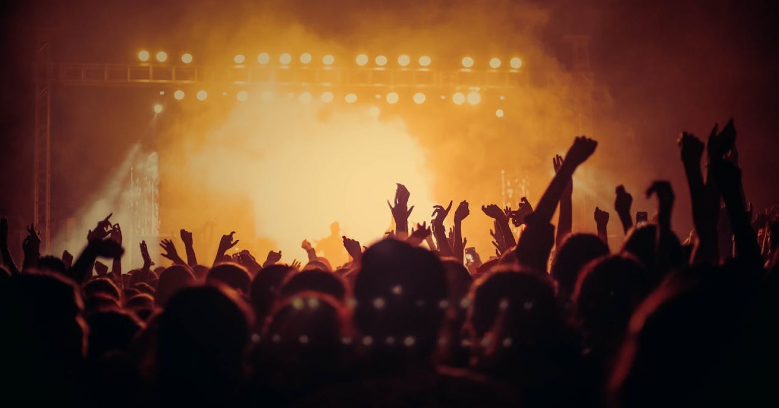PsychToday's tweet card. At a recent concert, I watched people either make room for others or subtly claim more space. This small moment says a lot about how we help, when we help, and who we are.