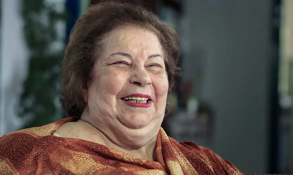 blogteleguiado's tweet card. Nana Caymmi morreu nesta quinta-feira, 1º de maio, na clínica São José, em Botafogo, zona sul da capital carioca. Talentosíssima e sem papas na língua,