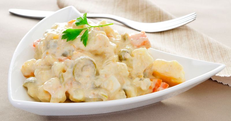 NovaTDT's tweet card. Karlos Arguiñano nos enseña cómo hacer la receta tradicional de ensaladilla rusa con patata, zanahoria, huevo y atún con mayonesa.