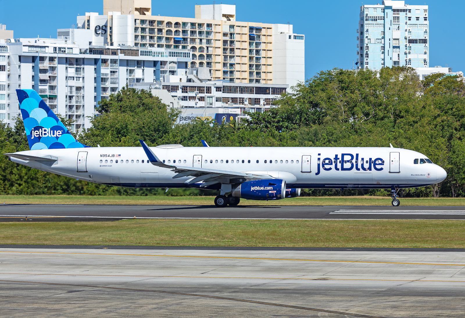 AirlineGeeks's tweet card. JetBlue also said Mint will be available on every flight between Fort Lauderdale and Las Vegas, Los Angeles, Phoenix, and San Francisco this winter.