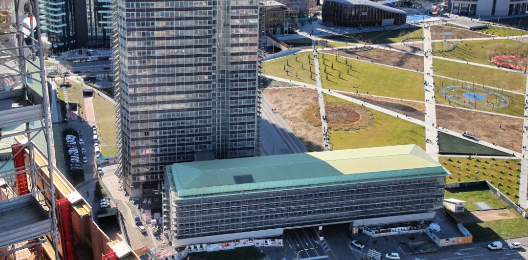 ASparaciari's tweet card. A 24 ore dall'acquisto del Pirellino da parte di Coima, Regione Lombardia votò la legge che permetteva il bonus edificatorio del 25% al palazzo