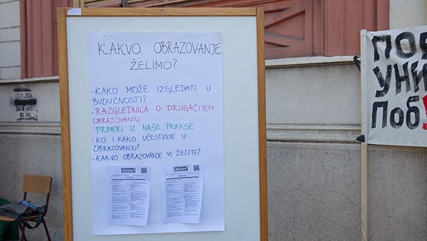 Pescanik's tweet card. Mi već tri i po decenije gradimo jedan te isti identitet i pokušavamo da na njega naslonimo državu. I uprkos silnom trudu i radu „države“ i identitet i država nam se uporno raspadaju u paramparčad.