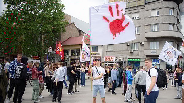 Pescanik's tweet card. Nije se osušilo mastilo na odluci prvog pomilovanja, usledila je najava o pomilovanju okrivljene za pokušaj ubistva koji je rezultirao teškim povredama glave studentkinje tokom protesta u Beogradu.
