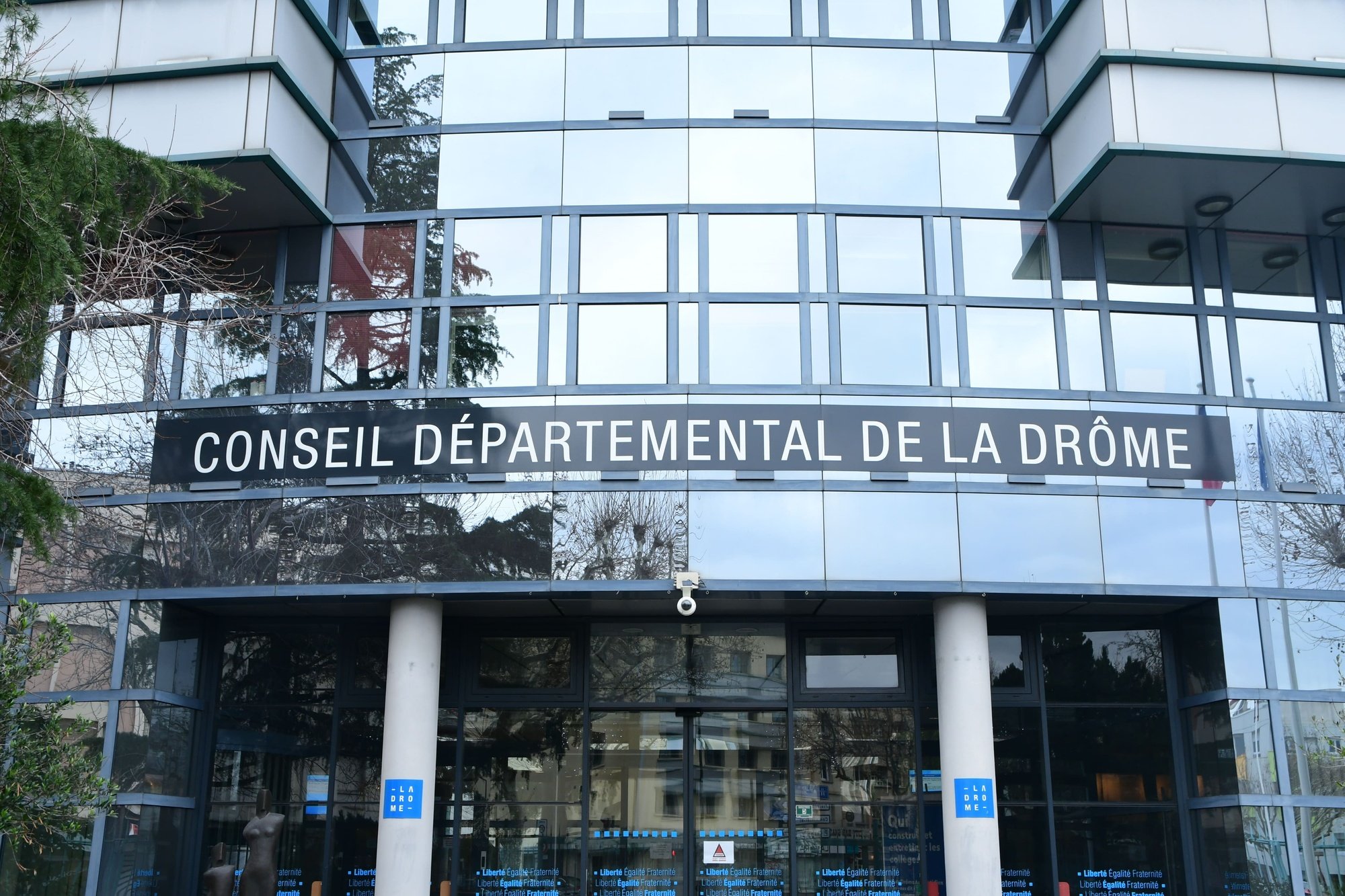Cesarmand's tweet card. Le Premier ministre, François Bayrou, a annoncé hier après-midi que les collectivités seraient associées à l’effort de redressement des comptes publics à hauteur de 5,3 milliards d’euros. Les...