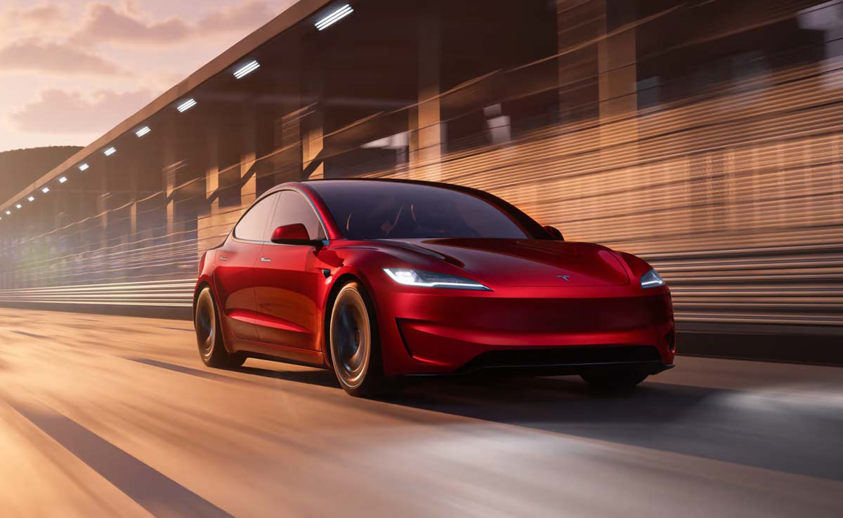 AlltOmElbil's tweet card. Tesla har idag nått en stor milstolpe med sin första volymmodell Tesla Model 3. Modellen presenterades för första gången för nio år sedan och lade senare också grunden till storsäljande syskonmodel...