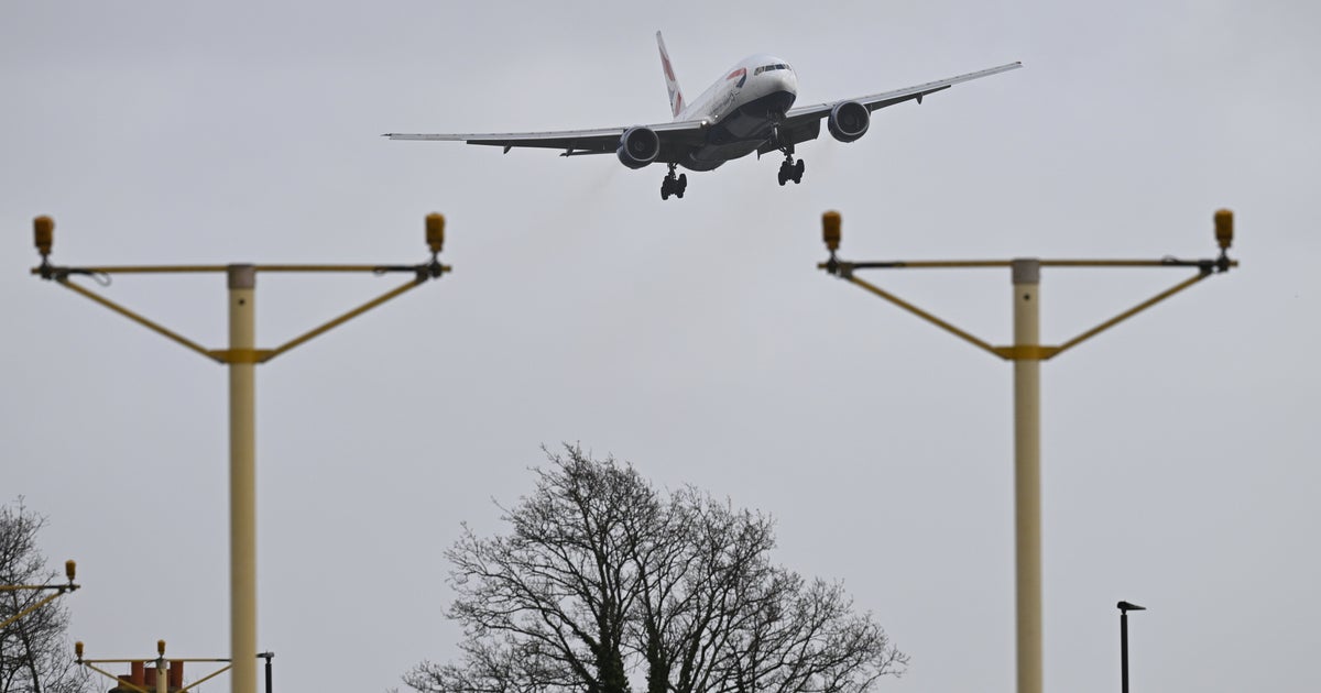 jumpjim's tweet card. Key insight for everyone hooked to the livestream of planes landing at Heathrow Airport.