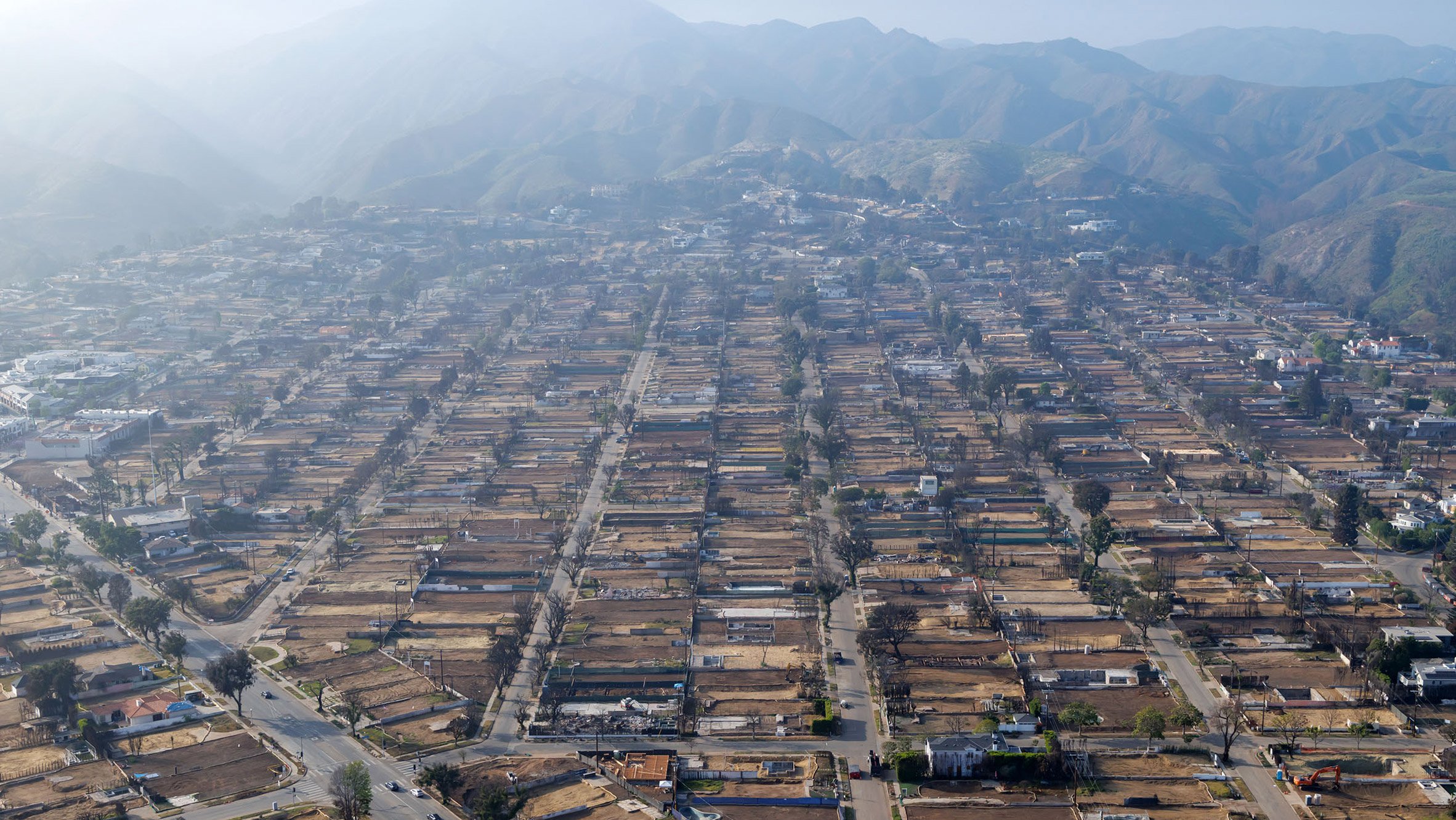 eric_weinberger's tweet card. Iwan Baan has released photographs revealing the extent of damage and reconstruction efforts in the Pacific Palisades nearly six months after wildfires.