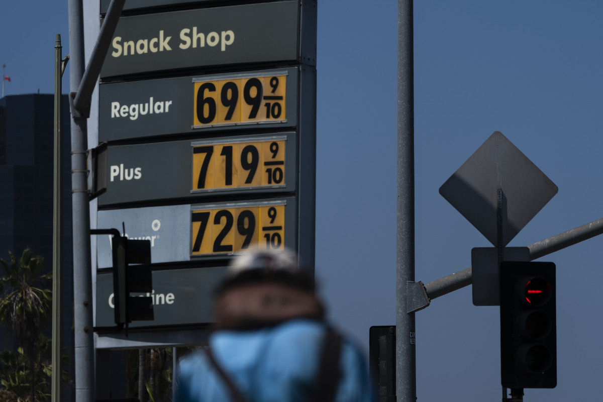 JeremyBWhite's tweet card. If a gas price goes up and no one notices it, does it have a political effect?