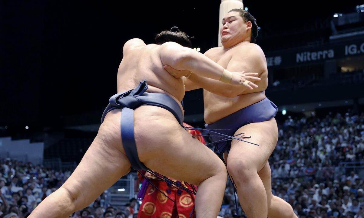 SportsLookJP's tweet card. Yokozuna Onosato picked up his fifth win of the Nagoya Basho on Day 6. Seven wrestlers are 5-1, trailing unbeaten makuuchi division leader Mitakeumi.
