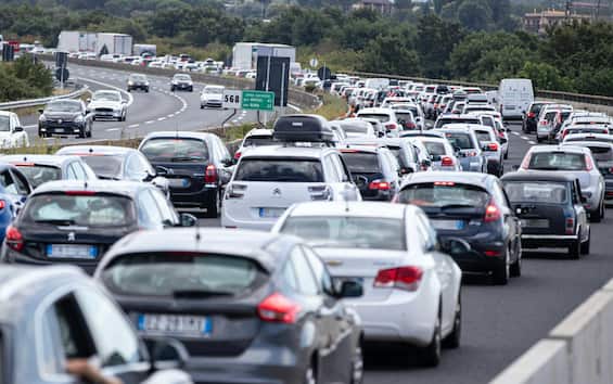 SkyTG24's tweet card. Leggi su Sky TG24 l'articolo Esodo estivo, traffico da bollino rosso nell’ultimo weekend di luglio: le tratte a rischio