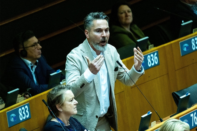 Jungle_World's tweet card. Peter Laskowski: Beim Misstrauensvotum im Europaparlament stimmte das BSW mit Rechtsextremen