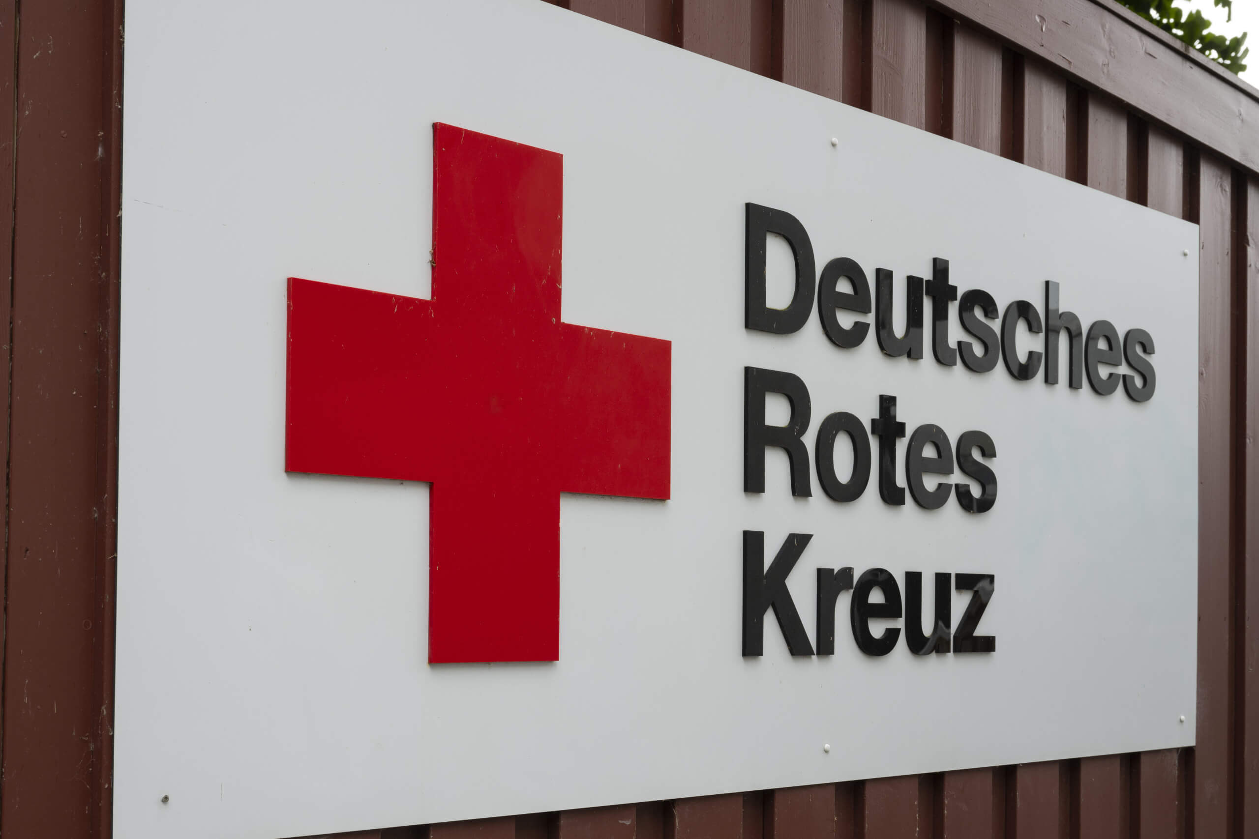 correctiv_fakt's tweet card. Online heißt es, das Deutsche Rote Kreuz sei insolvent – tatsächlich betrifft das aber nur den Kreisverband Braunschweig-Salzgitter.