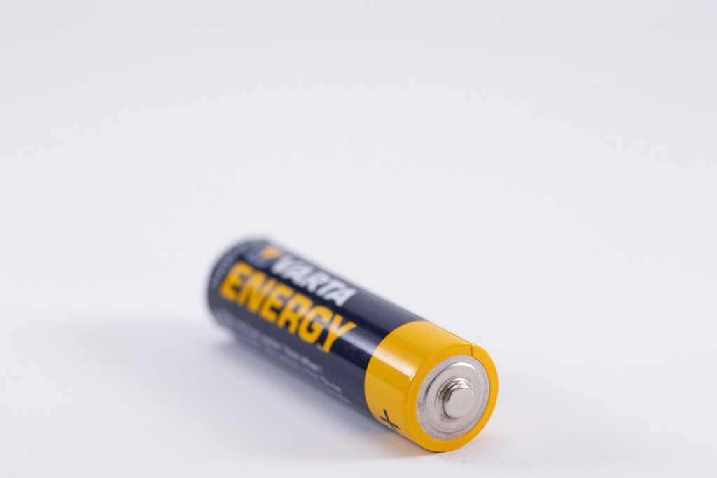 pcworld's tweet card. Here's a simple way to see in an instant if a battery has charge in it.