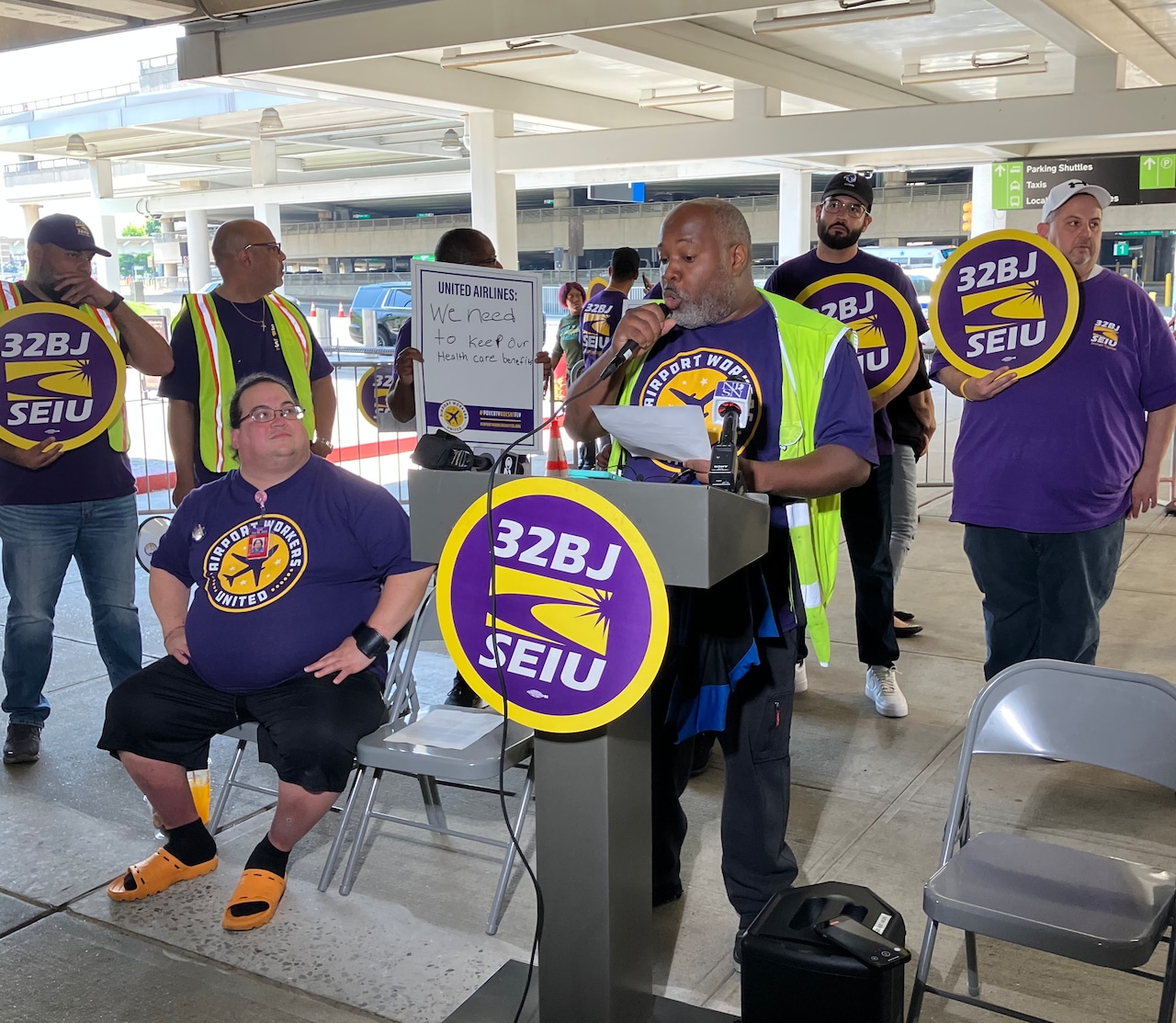 32BJNewJersey's tweet card. Newark Airport union workers protested United Airlines decision to change contractors, which they said will force them to reapply for their jobs, lose seniority, benefits and possibly full time work.