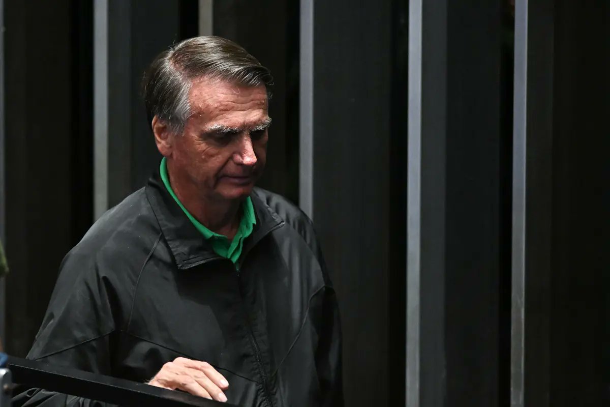 AndreteleSUR's tweet card. Bolsonaro será obligado a usar una tobillera electrónica además de que no podrá acceder a redes sociales.