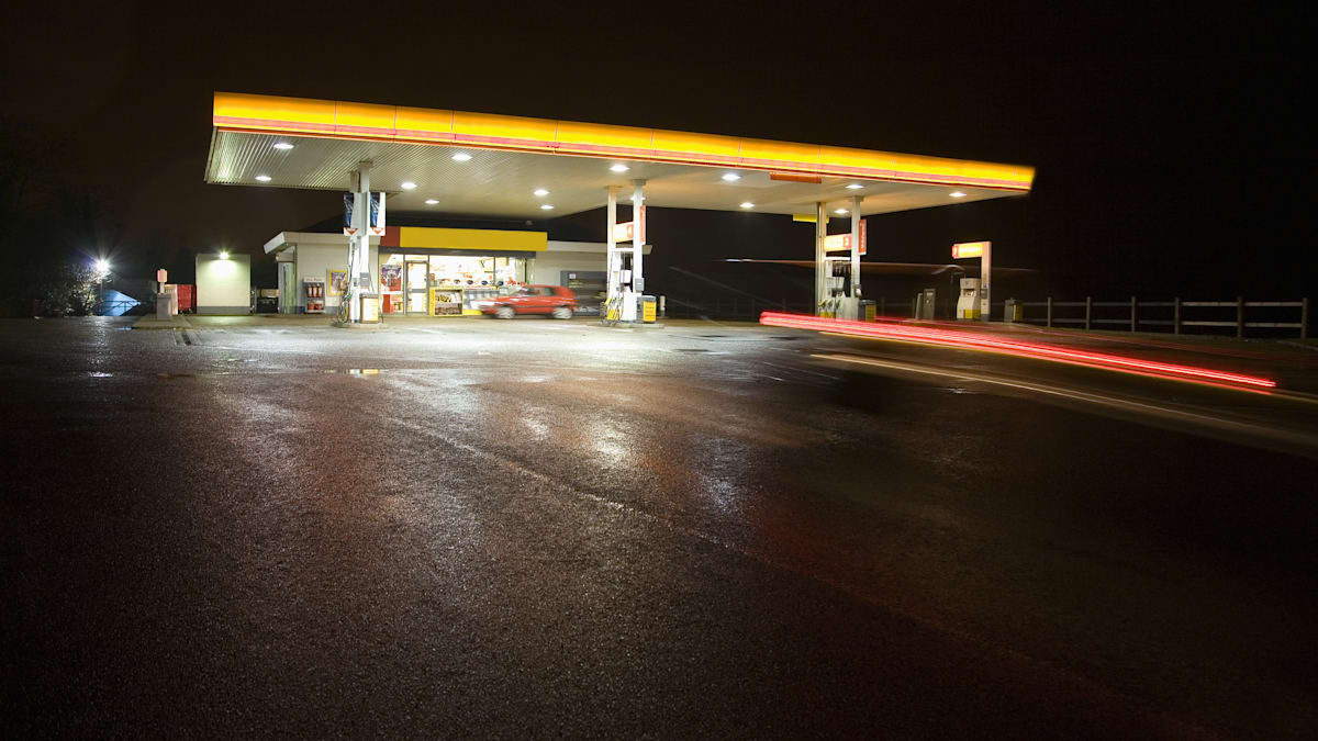 APosener's tweet card. „Warum sollten Autofahrer Alkohol für die Weiterfahrt kaufen dürfen?“, fragt der „Bundesdrogenbeauftragte“ Hendrik Streeck. Offenbar hat der Virologe nicht verstanden, wozu Tankstellen da sind –...