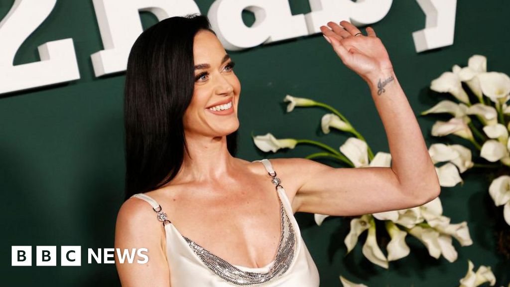 BBCNewsAsia's tweet card. An Australian appeals court has overturned an earlier ruling that favoured designer Katie Perry.