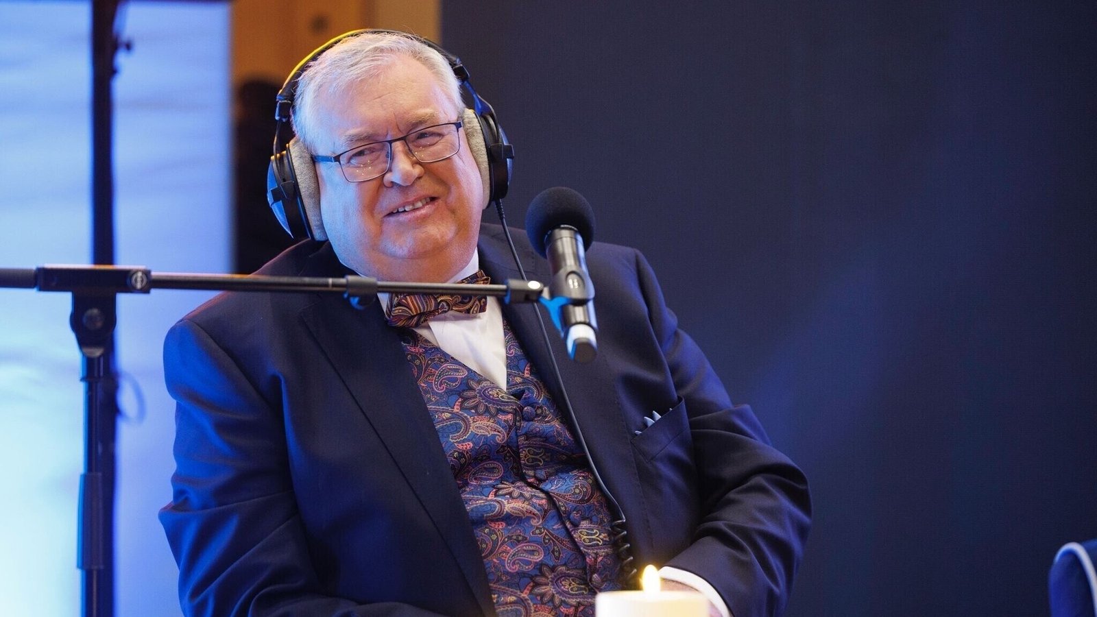 barrycummins12's tweet card. As he prepared to hang up his mic on RTÉ Radio 1's Liveline on Friday, veteran broadcaster Joe Duffy said that the show will "go on" after his departure.