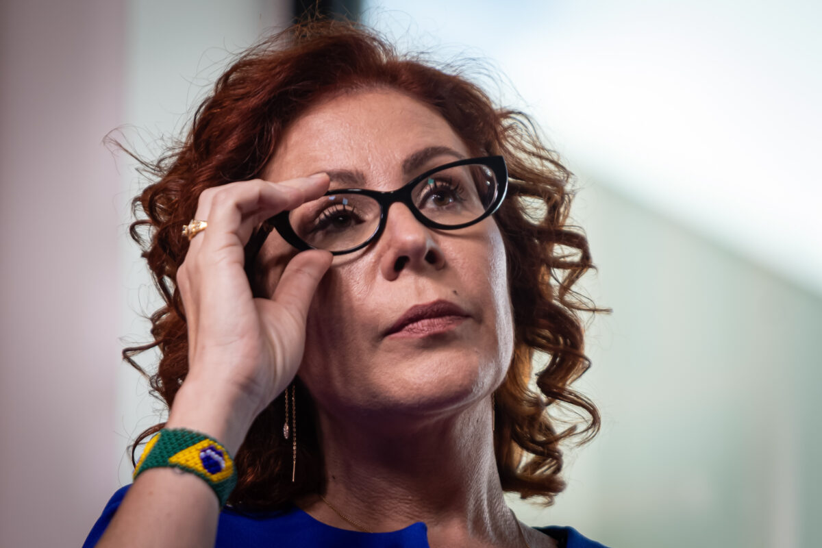 PauloCappelli_'s tweet card. O senador Flávio Bolsonaro pediu apoio do governo italiano à deputada Carla Zambelli, que fugiu para a Europa depois de condenação no STF