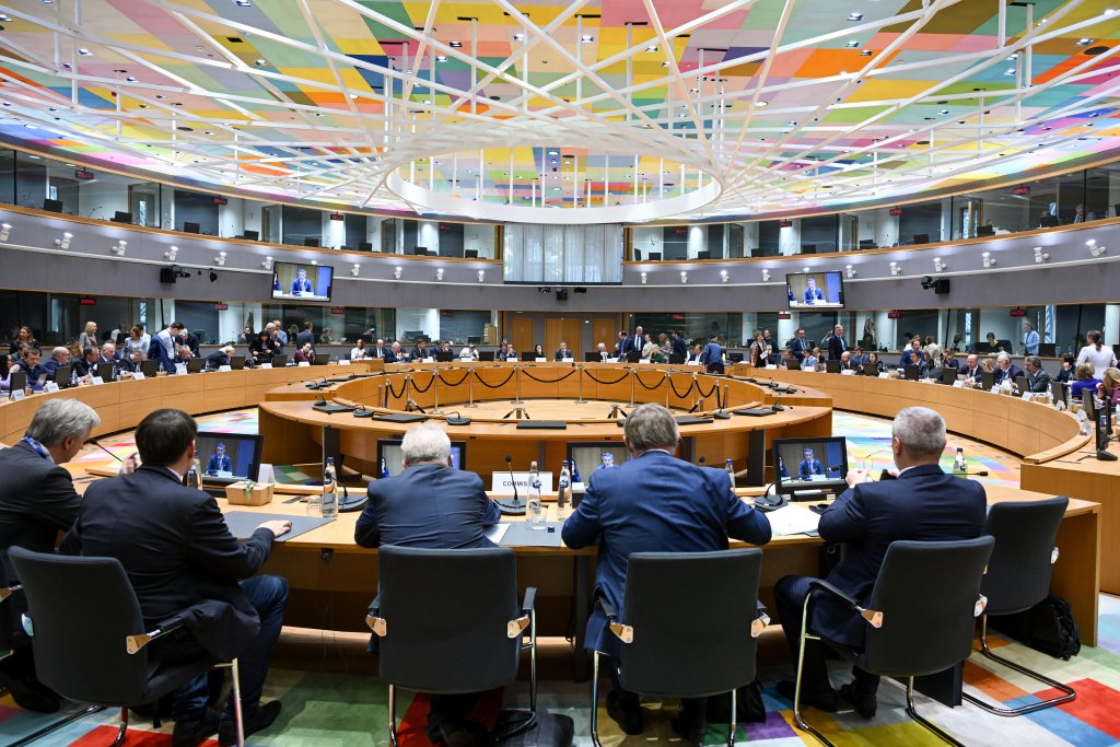 franskoster070's tweet card. EU-US: Majority of capitals now ready to back anti-coercion move if talks collapse