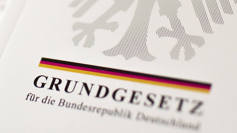 F_Braeutigam's tweet card. Das Grundgesetz ist die Verfassung der Deutschen und damit die rechtliche und politische Grundordnung der Bundesrepublik. Zentrales Prinzip ist der Schutz der Menschenwürde.