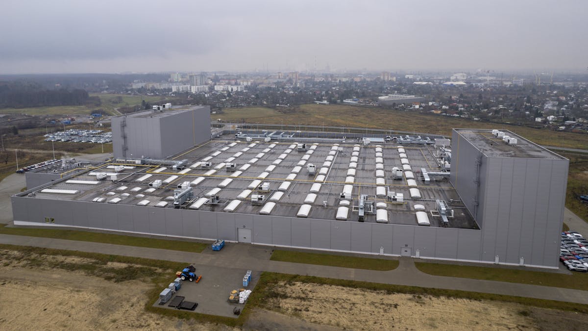 stevelevine's tweet card. Last November, European battery developer Northvolt was struggling and looking for a buyer for its state-of-the-art lithium-metal manufacturing subsidiary in Silicon Valley.When none of the industr...