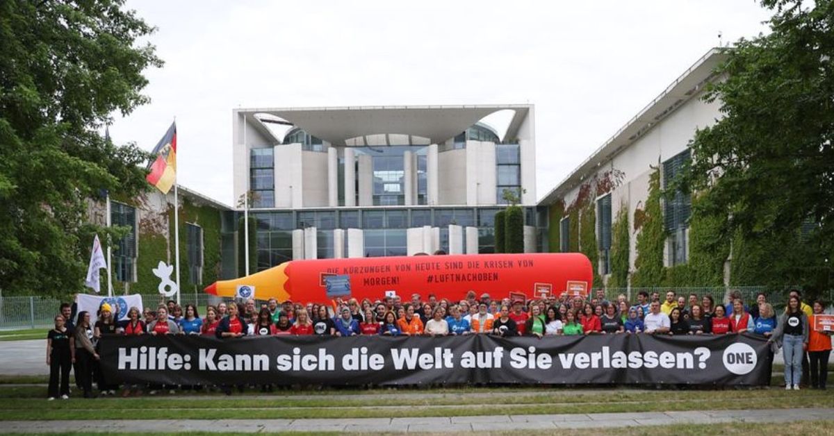 Paritaet's tweet card. Gemeinsam fordern wir die Bundesregierung auf, die Kürzungen bei der Entwicklungszusammenarbeit und der Humanitären Hilfe zu stoppen.
