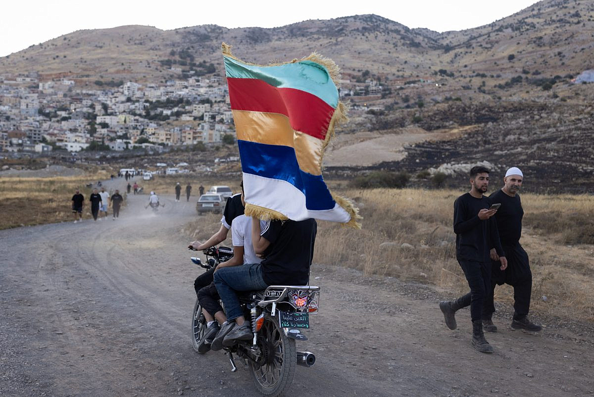 972mag's tweet card. After a protest breached the Jawlan barrier, Druze from both sides rushed to see relatives as police stood by — a glimpse of what the land was and could be.