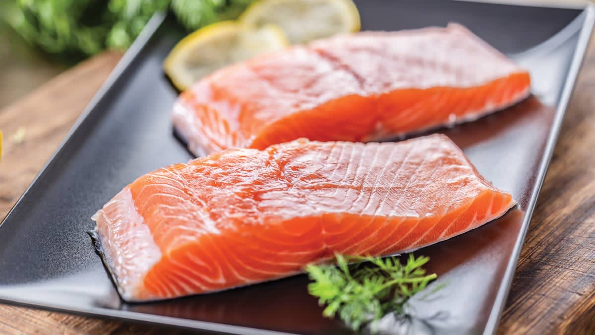 ConsumerReports's tweet card. Use these tips to shop and prepare fish and shellfish safely and avoid food poisoning from fish.