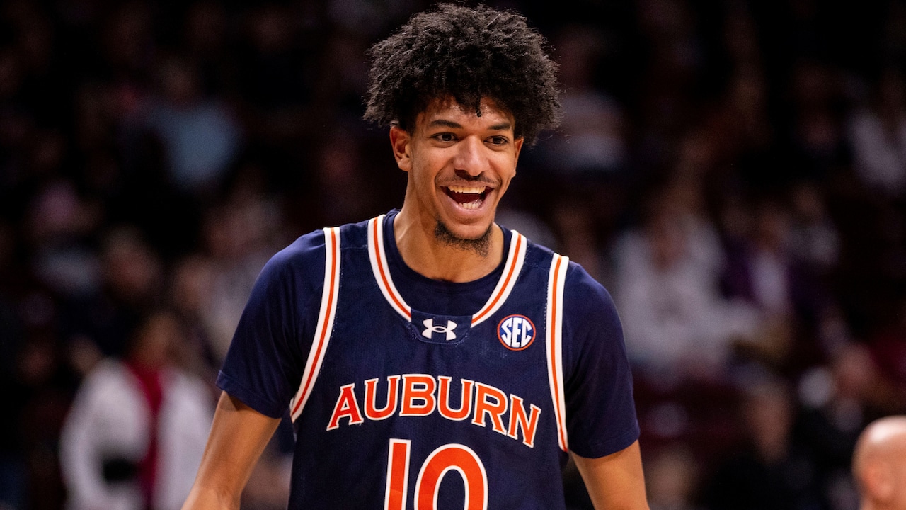 JoeGoodmanJr's tweet card. In defense of Auburn's walking, talking technical foul.