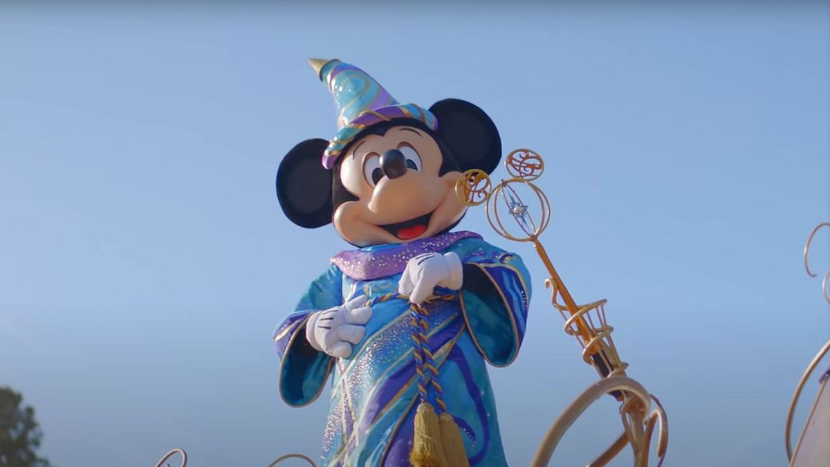 ThemeParkDirk's tweet card. The Mickey Mouse popcorn bucket can't hurt you...