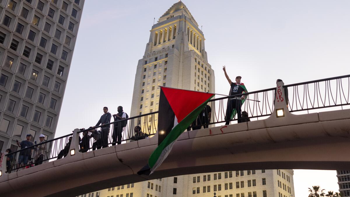 LATSeema's tweet card. The deployment of soldiers to L.A. has evoked memories of riots that erupted when LAPD officers were acquitted of brutally assaulting a Black motorist, but officials from that era say the coordinated...