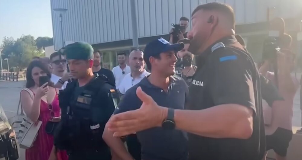 Kandahar41's tweet card. En España da la impresión de que algunos policías se han infiltrado tanto entre las hordas de ultraderecha que ya no hay manera de distinguirlos