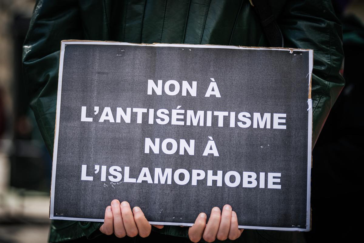 PhMarliere's tweet card. Sans cesse comparés l’un à l’autre, ces deux racismes sont mis en rapport et en rivalité. Et cette hiérarchisation emporte avec elle la lutte qu’il s’agit de mener contre eux, dénonce un collectif de...